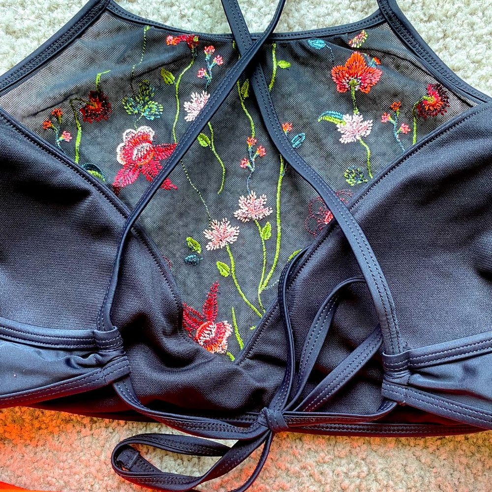 NWOT Bikini Top 🌺 - Picture 3 of 3